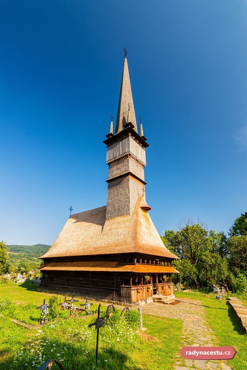 Jeden z mnoha dřevěných kostelů