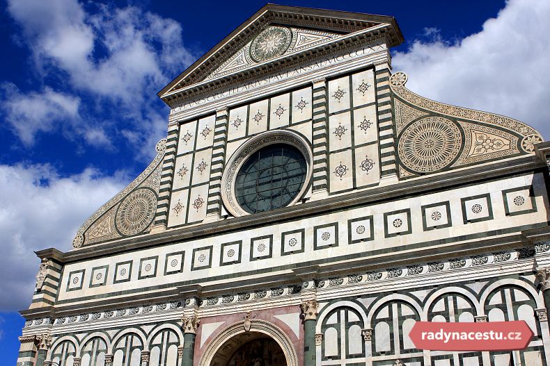 Mramorová čelní fasáda kostela Santa Maria Novella