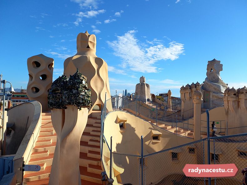 Technické průduchy vedoucí na střechu, které se díky Gaudího genialitě proměnily v umělecká díla.