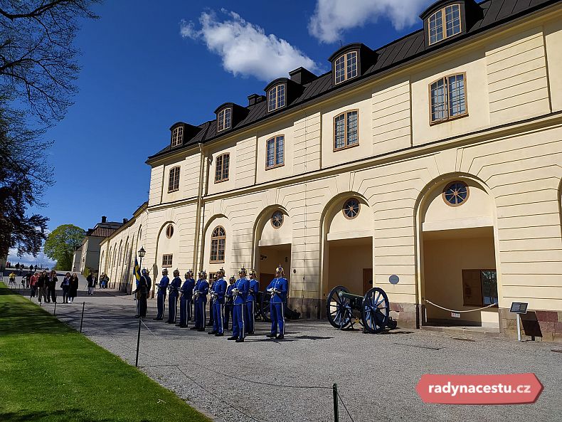 Střídání stráží u Drottningholmského paláce