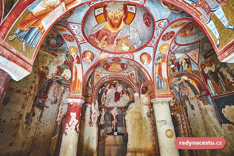 Náboženské malby kostelům, často vysekaným do skal, dodávají na atmosféře.