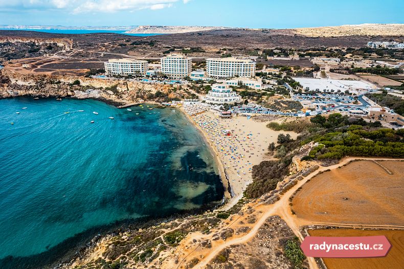Pláž Għajn Tuffieħa s luxusními hotely