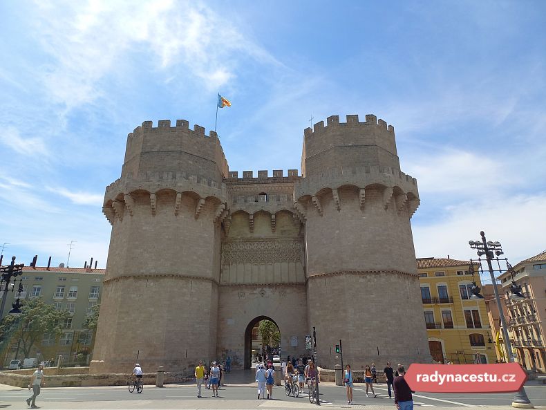 Věže Torres de Serranos – historický hlavní vstup do města se tu majestátně tyčí k nebi a zve nás k návštěvě města. Račte!