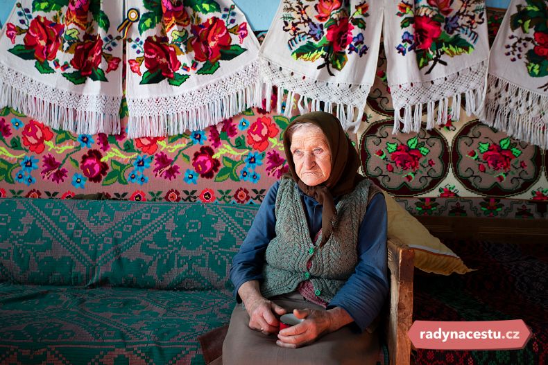 Staří lidé na vesnicích se věnují tradičním řemeslům