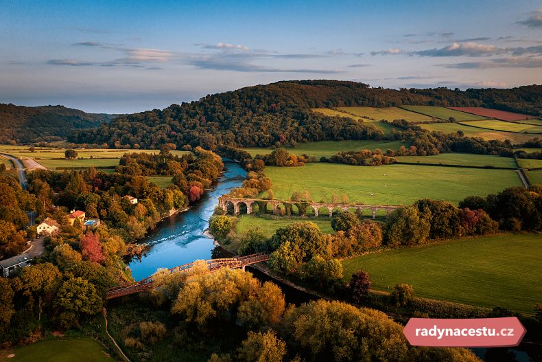 Řeka Wye v hrabství Monmouthshire ve Walesu