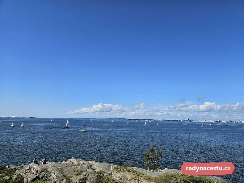 Výhled na loďky a plachetnice okolo ostrova Suomenlinna