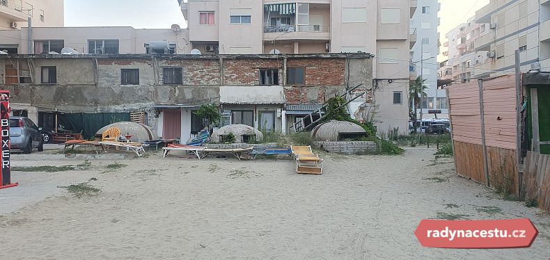 Albánie je posetá více než 140 000 bunkry z dob vlády Envera Hodži, nacházejí se všude - dokonce i na pláži