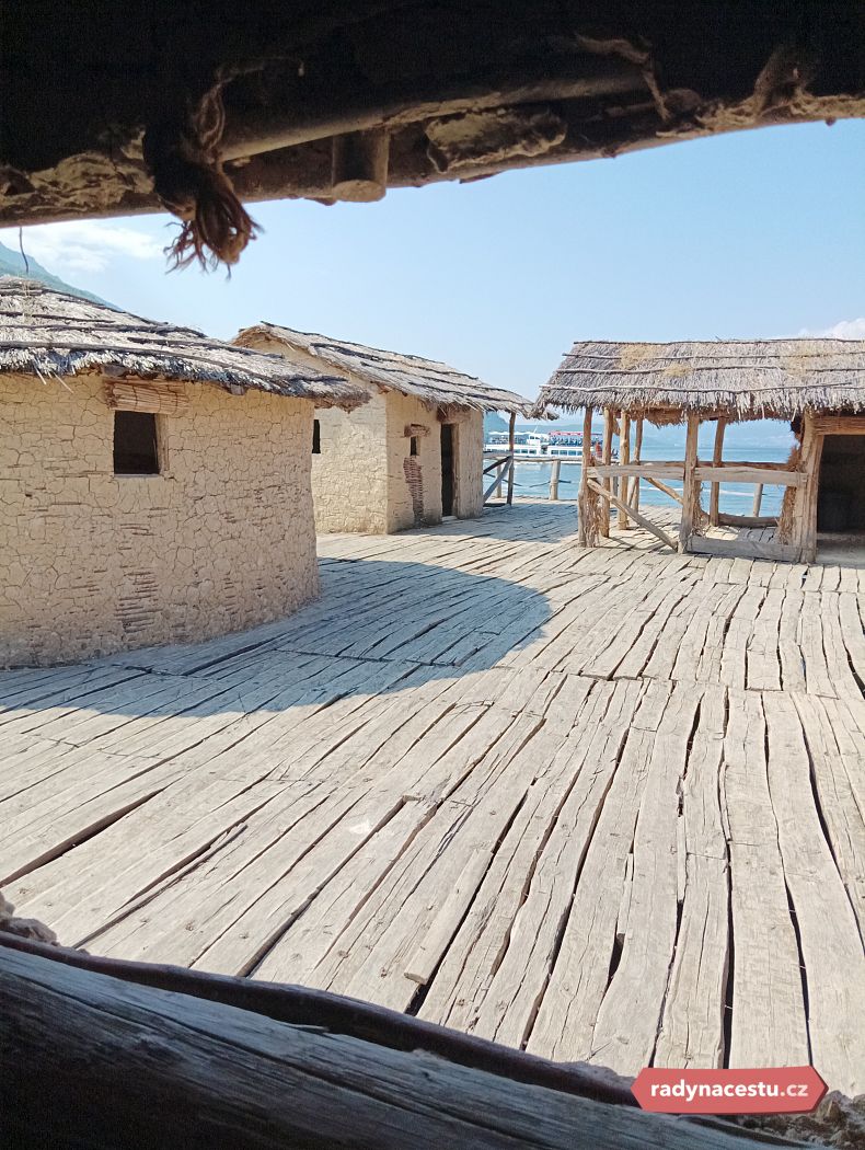 Replika osady naznačuje, jak tady v minulosti lidé žili