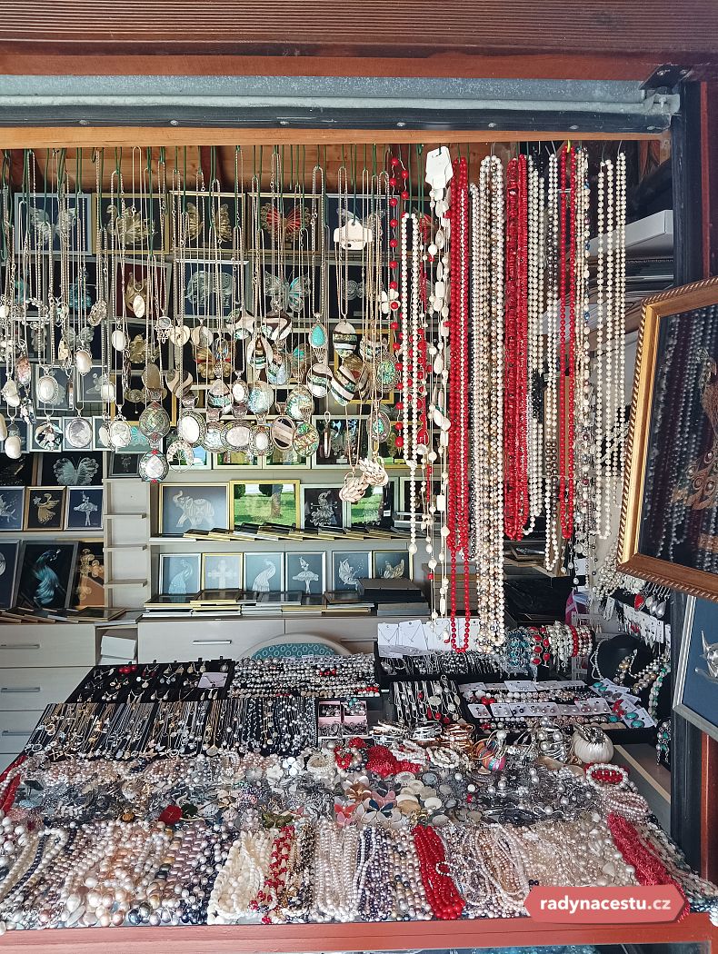Typické suvenýry ze Severní Makedonie jsou perly a filigrán