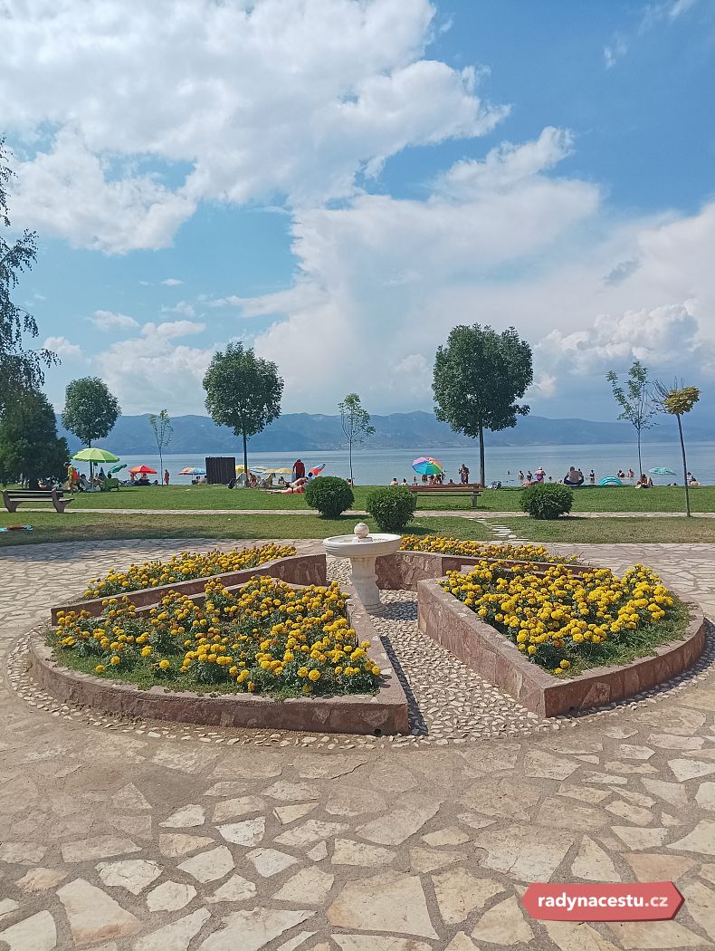 Břehy Ohridského jezera připomínájí přímořské letovisko