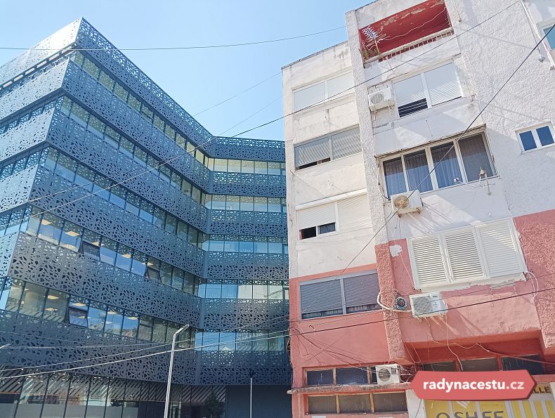 V turistickém centru města Durrës stojí vedle sebe moderní i chátrající stavby