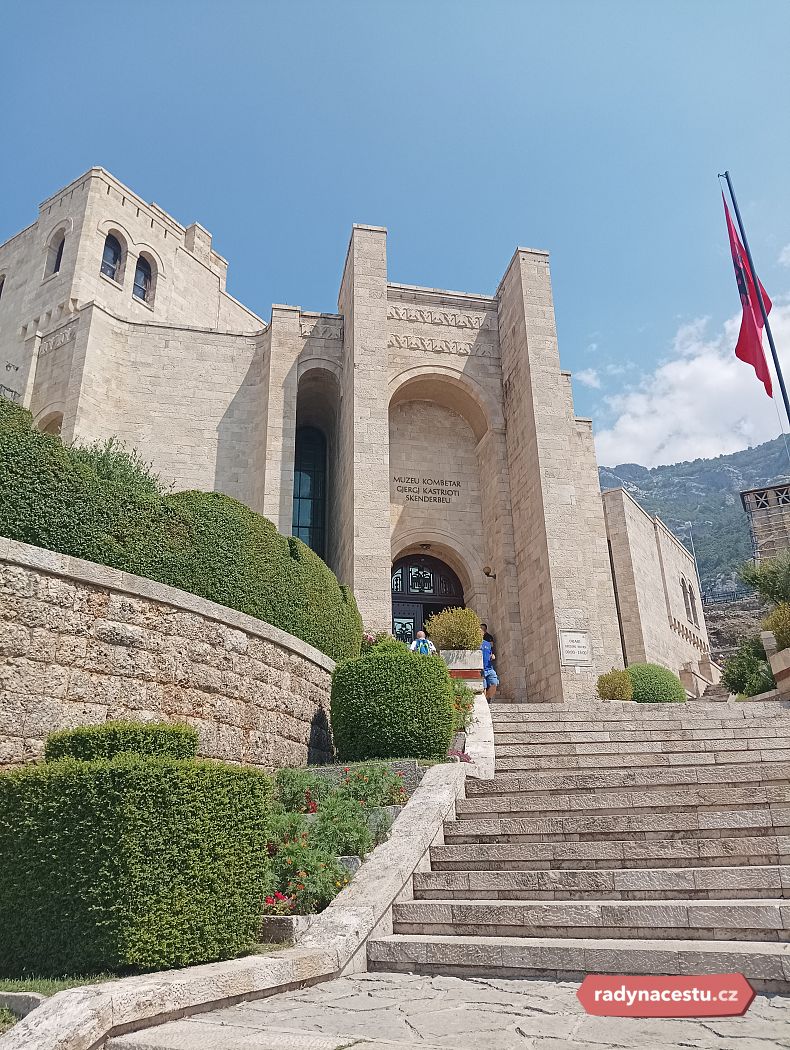 Skanderbegovo muzeum se nachází v pevnosti nad městem Kruja