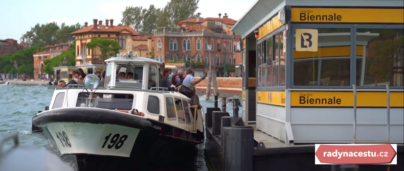 Vaporetto v Benátkách představuje běžnou hromadnou dopravu