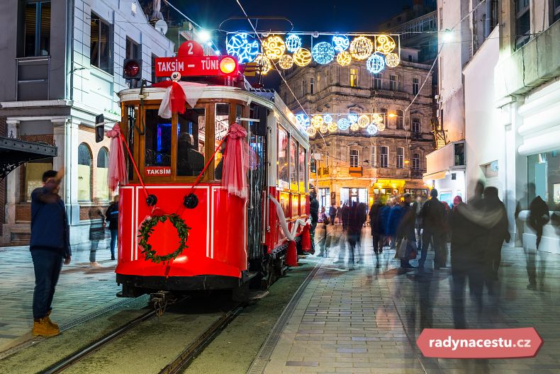 Ulice v Istanbulu jsou vyzdobené světýlky, podobně jako to bývá u nás na Vánoce