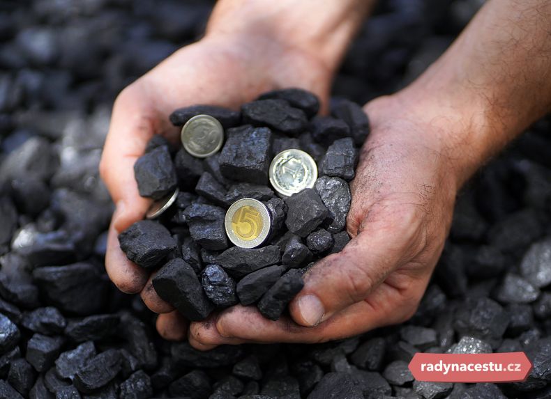 Irové rozmísťují uhlí v domě, aby byl nový rok úspěšný a plný bohatství a hojnosti