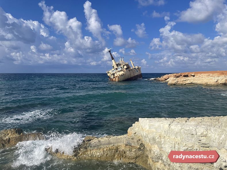 Mělká voda kolem pobřeží Kypru byla v minulosti lodím osudná