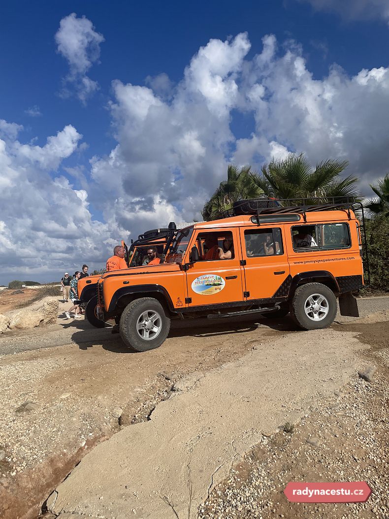 Jeepy jsou ideálním dopravním prostředkem pro zdolávání jinak nepřístupného poloostrova Akamas