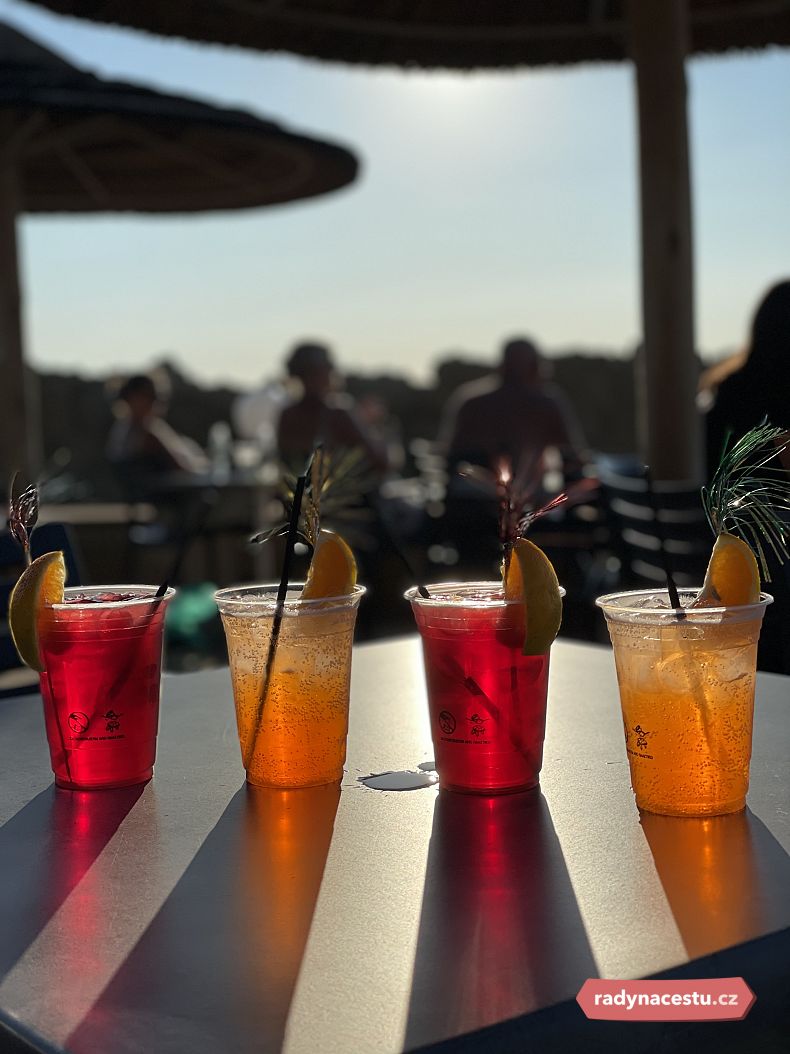 Osvěžující barevné drinky k letnímu odpočinku patří