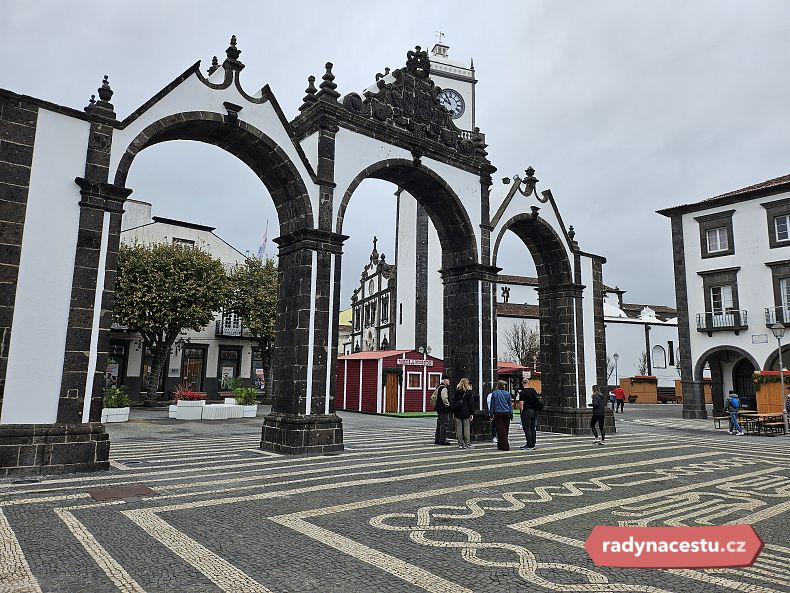 Brána Portas da Cidade původně stála na jiném místě a sloužila jako vstupní brána do města