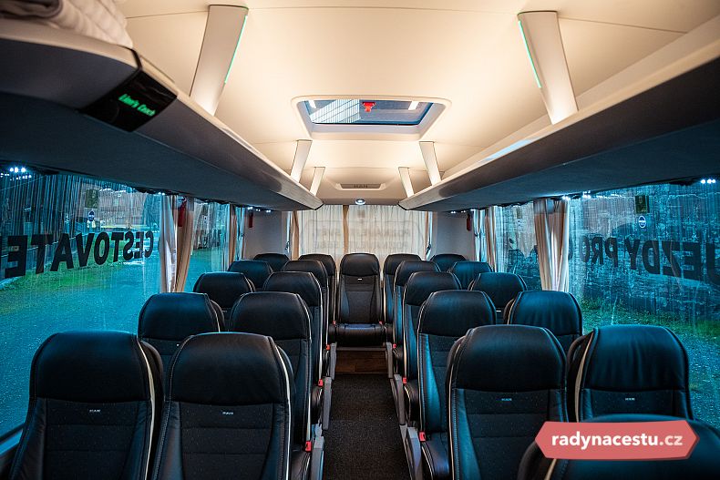 Interiéry našich autobusů jsou prostorné a útulné