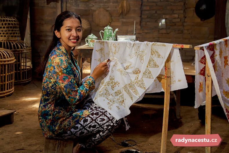 Technika tradiční batiky se tu předává po staletí