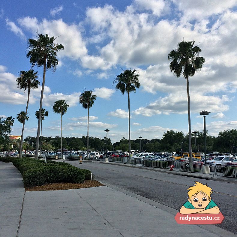Parkoviště u Disney Worldu - ani tady nechybí palmy