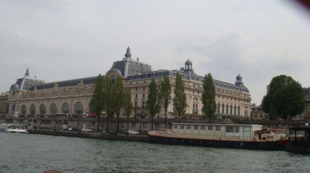Pohled z lodi na Musée d'Orsay