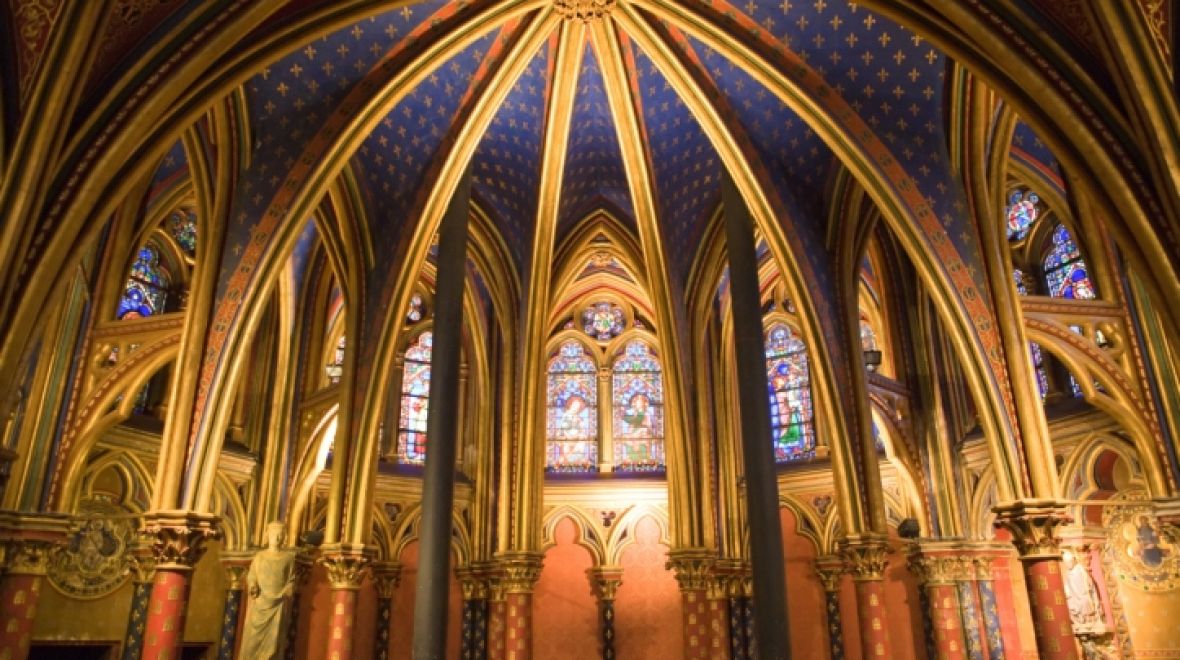 V Sainte Chapelle se nachází 1134 sklomaleb