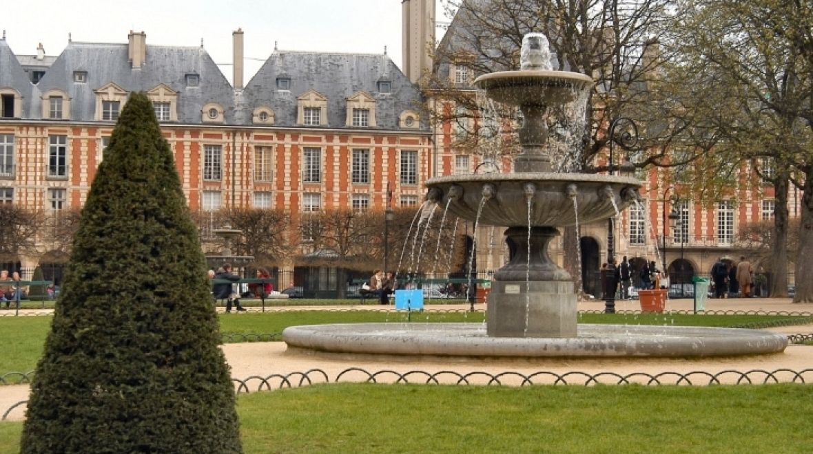 Place des Vosges je čtvercové náměstí, jehož každá strana měří 140 metrů