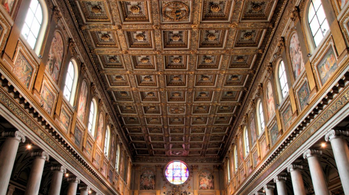 V interiéru uvidíte nádherný strop, jenž podpírá čtyřicet mohutných sloupů
