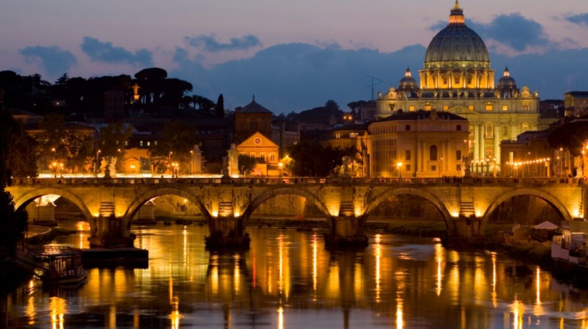 Pohled na noční Vatikán