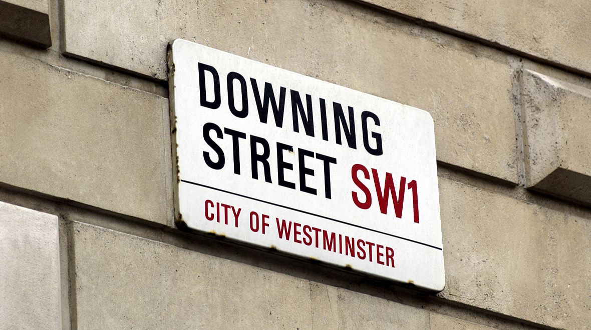 Downing Street - tato ulička je uzavřena branami a dobře hlídaná