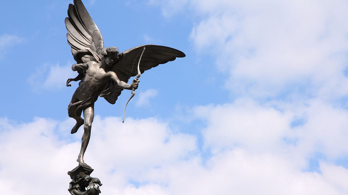 Piccadilly Circus - uprostřed je socha  „anděla křesťanské dobročinnosti“