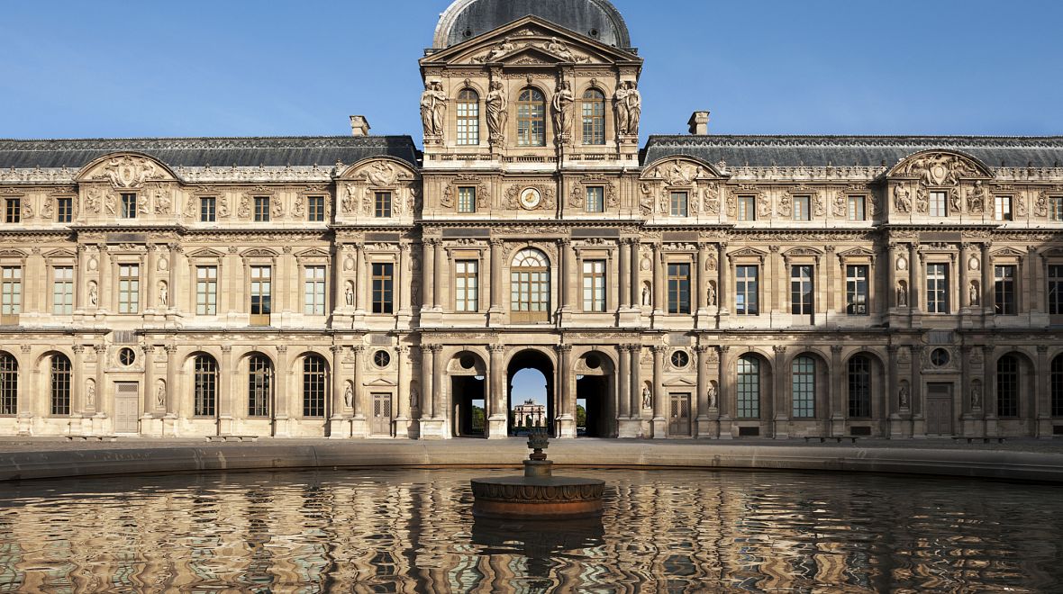 Louvre je největším centrálním muzeem umění na světě