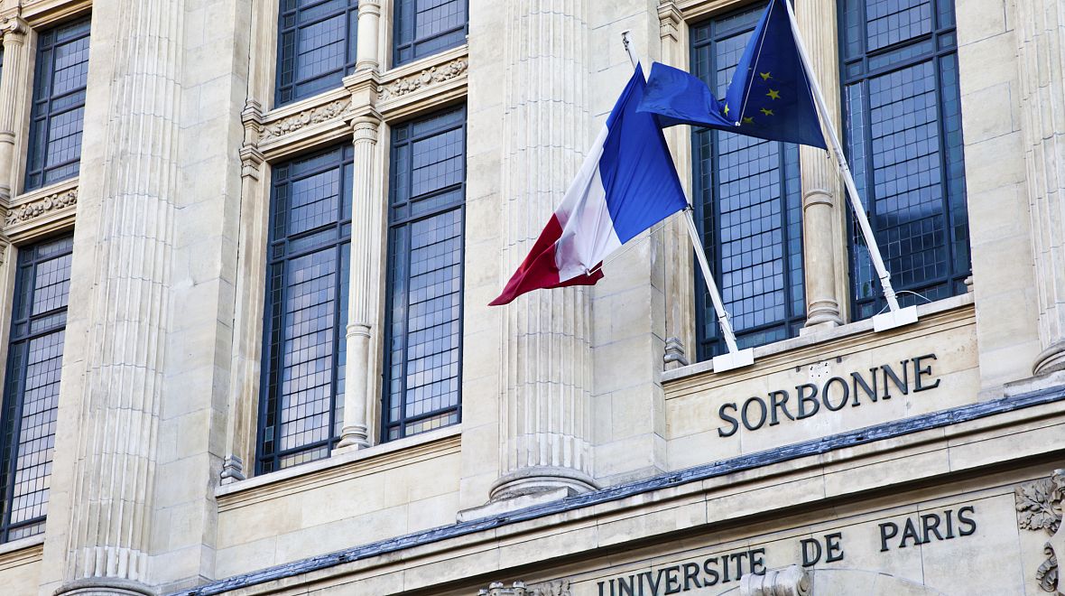 Univerzita Sorbonna byla původně postavena jen jako kolej pro 16 studentů teologie