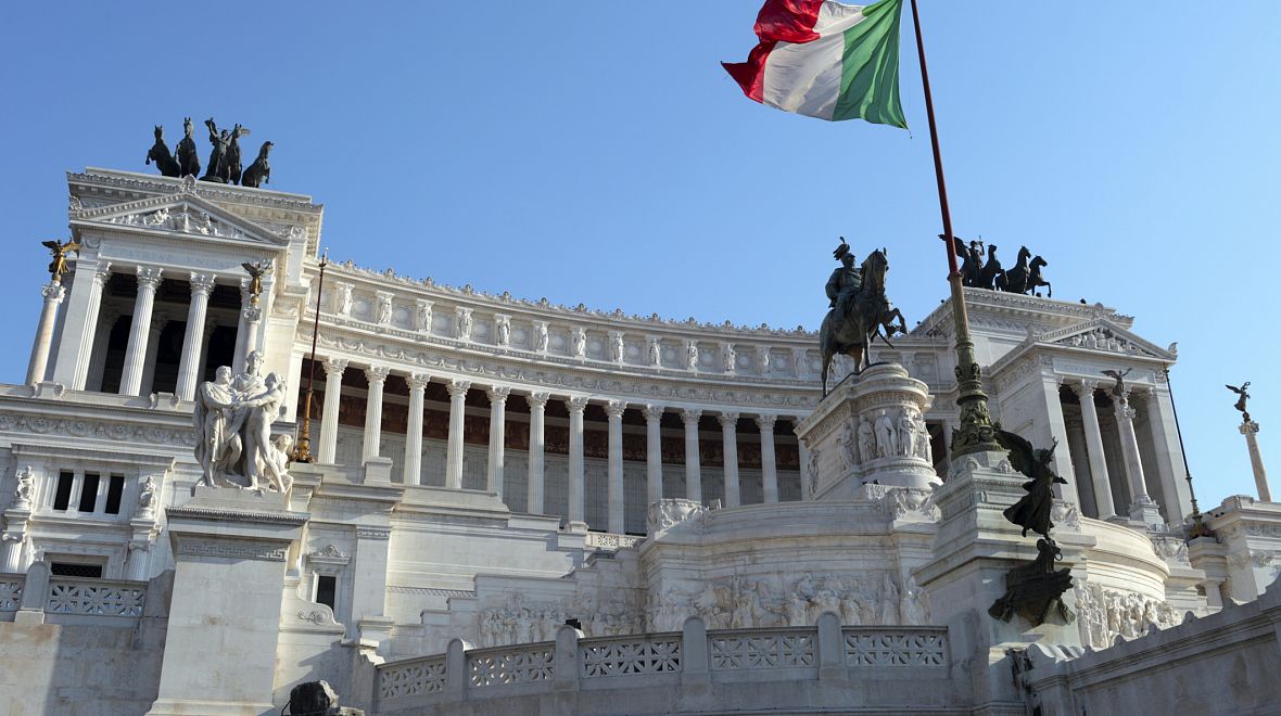 Mramorový Památník Viktora Emanuela II. se nachází na jižním okraji Benátského náměstí