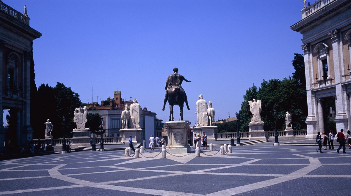 Na náměstí se nachází socha