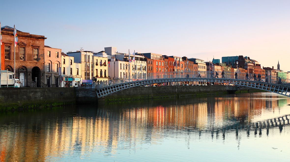 Dublin - město u ústí řeky Liffey do Irského moře