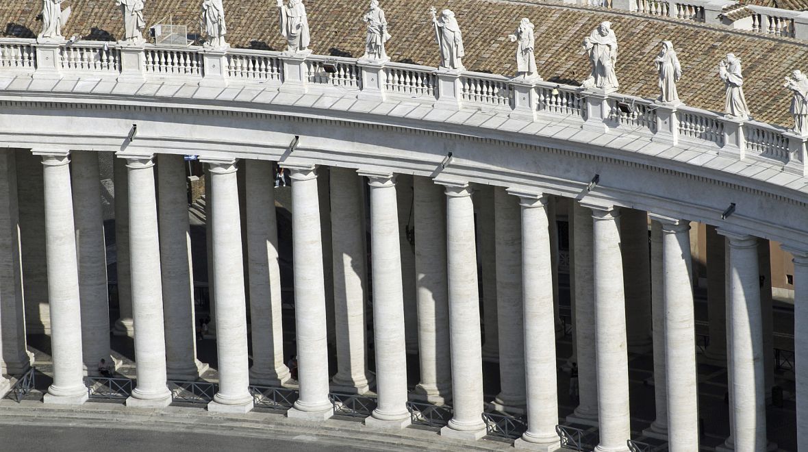Balustráda Berniniho kolonády zdobená sochami světců