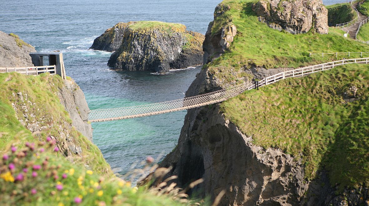 Závěsný most, který se houpe nad vlnami moře ve výšce téměř 30 metrů