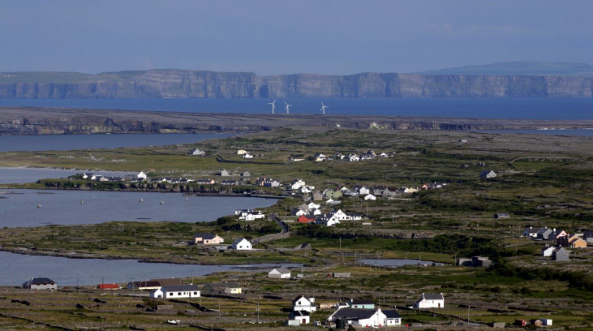 Aranské ostrovy tvoří tři ostrovy Inishmore, Inishmaan a Inisheer