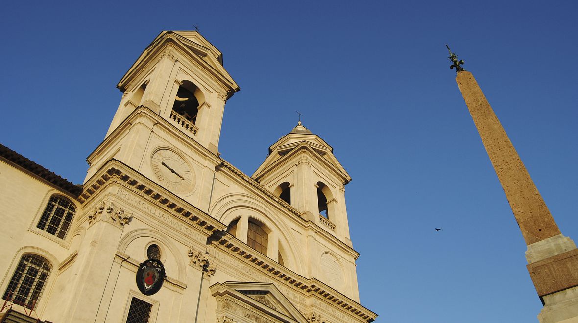 Kostel, jehož celý název zní Santissima Trinità al Monte Pinco
