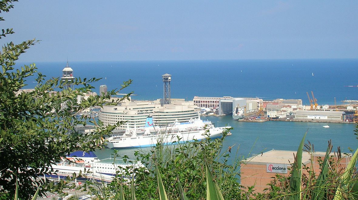 Výhled na přístav z Montjuïcu