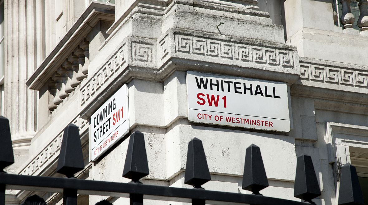 Na Whitehall se nachází mnoho vládních budov