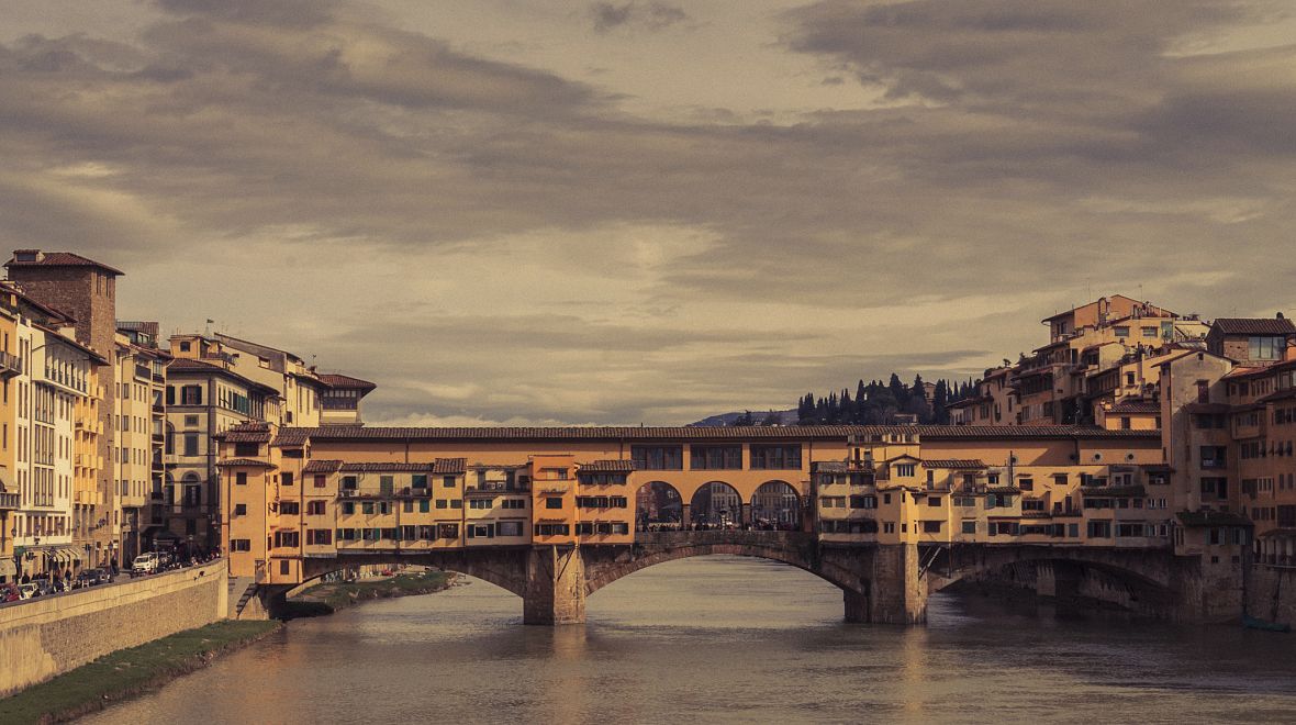 Most Ponte Vecchio byl postaven roku 1345 architektem Neri di Fioravantem