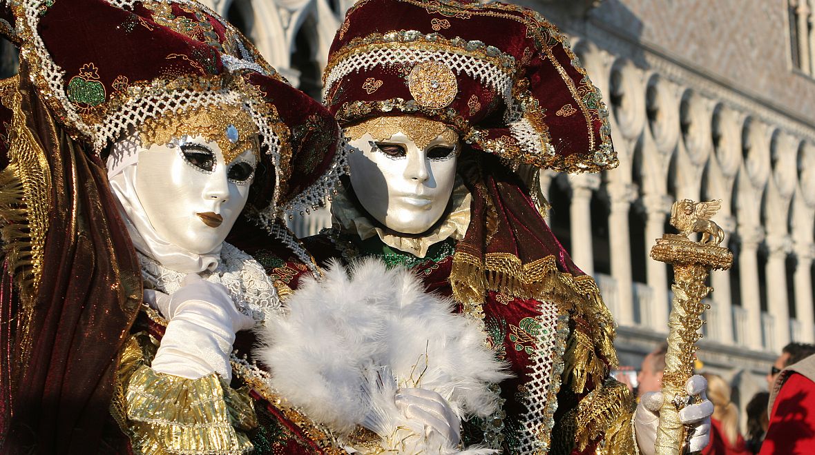 Často potkáte sladěné dvojice s tradičními maskami