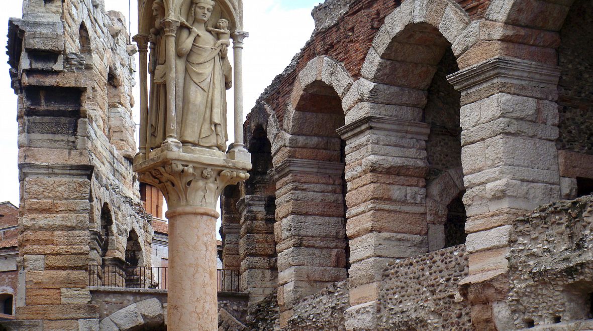 Na náměstí Piazza Bra naleznete překrásný římský amfiteátr