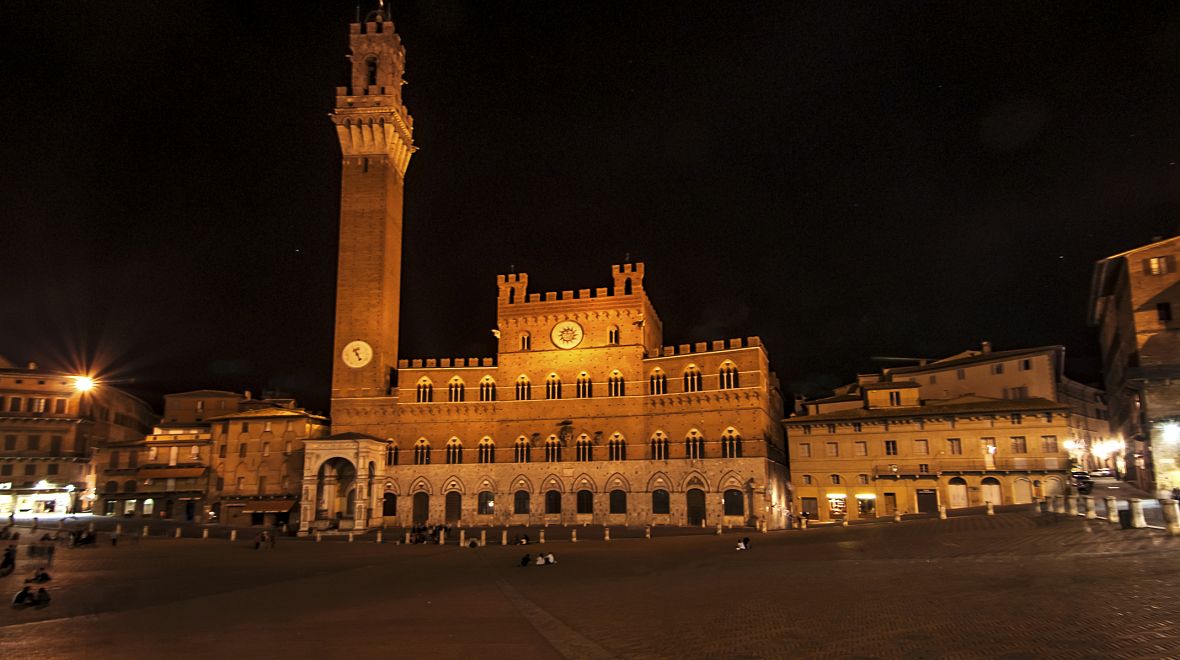 Náměstí Piazza del Campo v noci