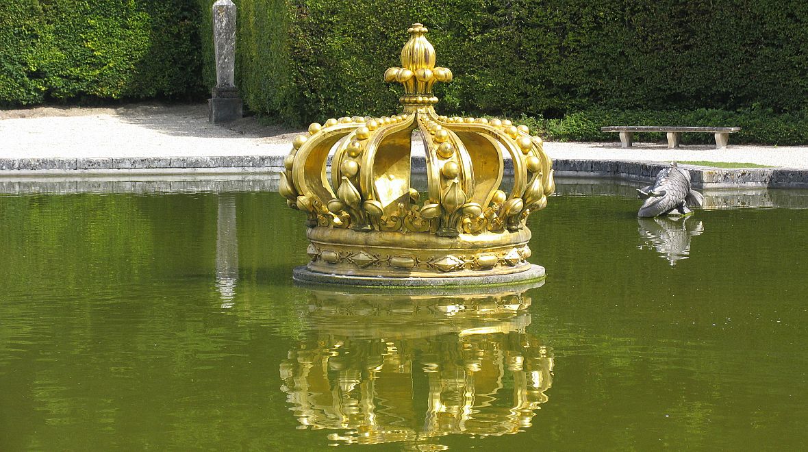 Zlatá koruna v zahradách zámku