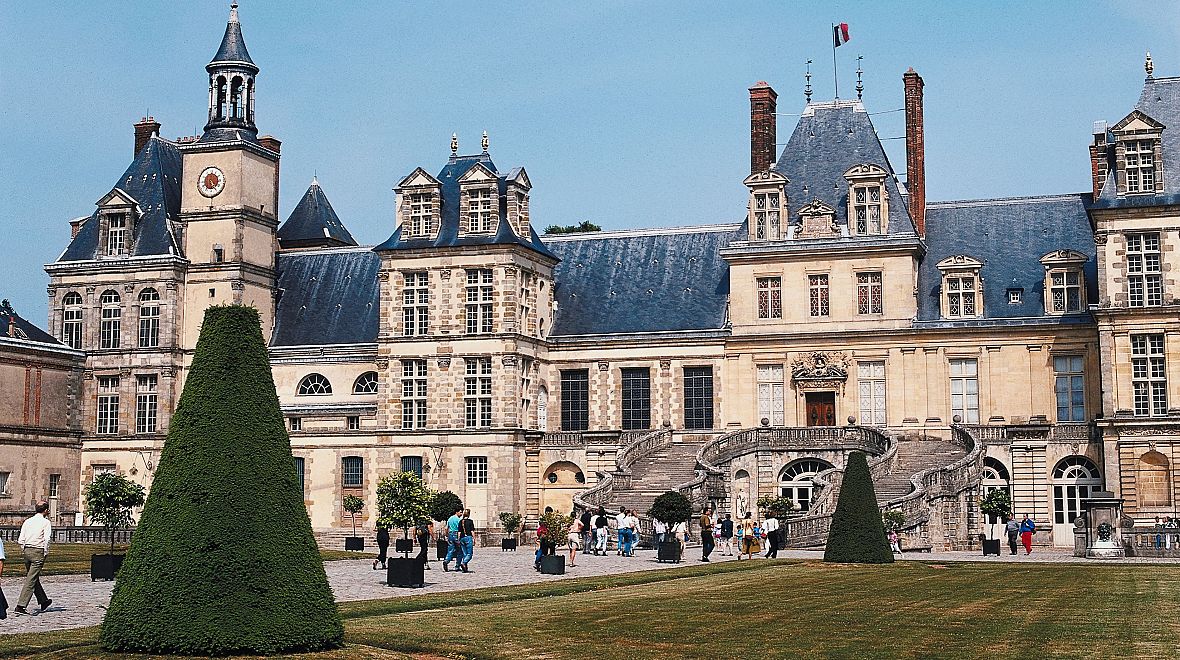 Královský palác Fontainebleau leží zhruba šedesát kilometrů jižně za Paříž